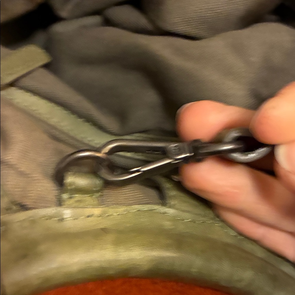 Elegant Woven Leather Handbag - Army Green and Cream - Picture 13 of 14